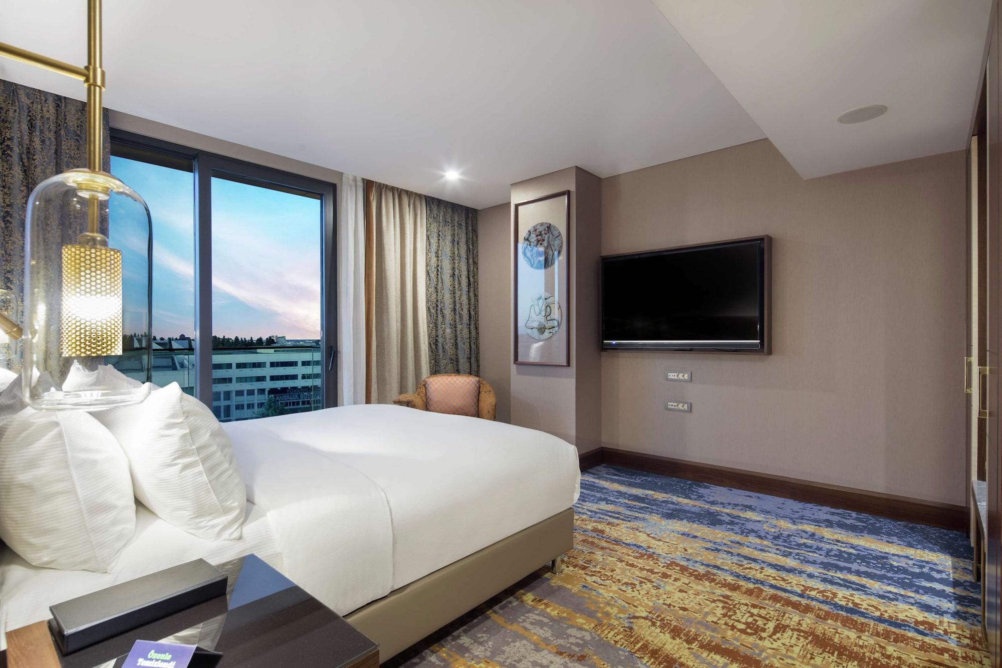 Doubletree By Hilton Antalya City Centre Εξωτερικό φωτογραφία A bedroom at the hotel
