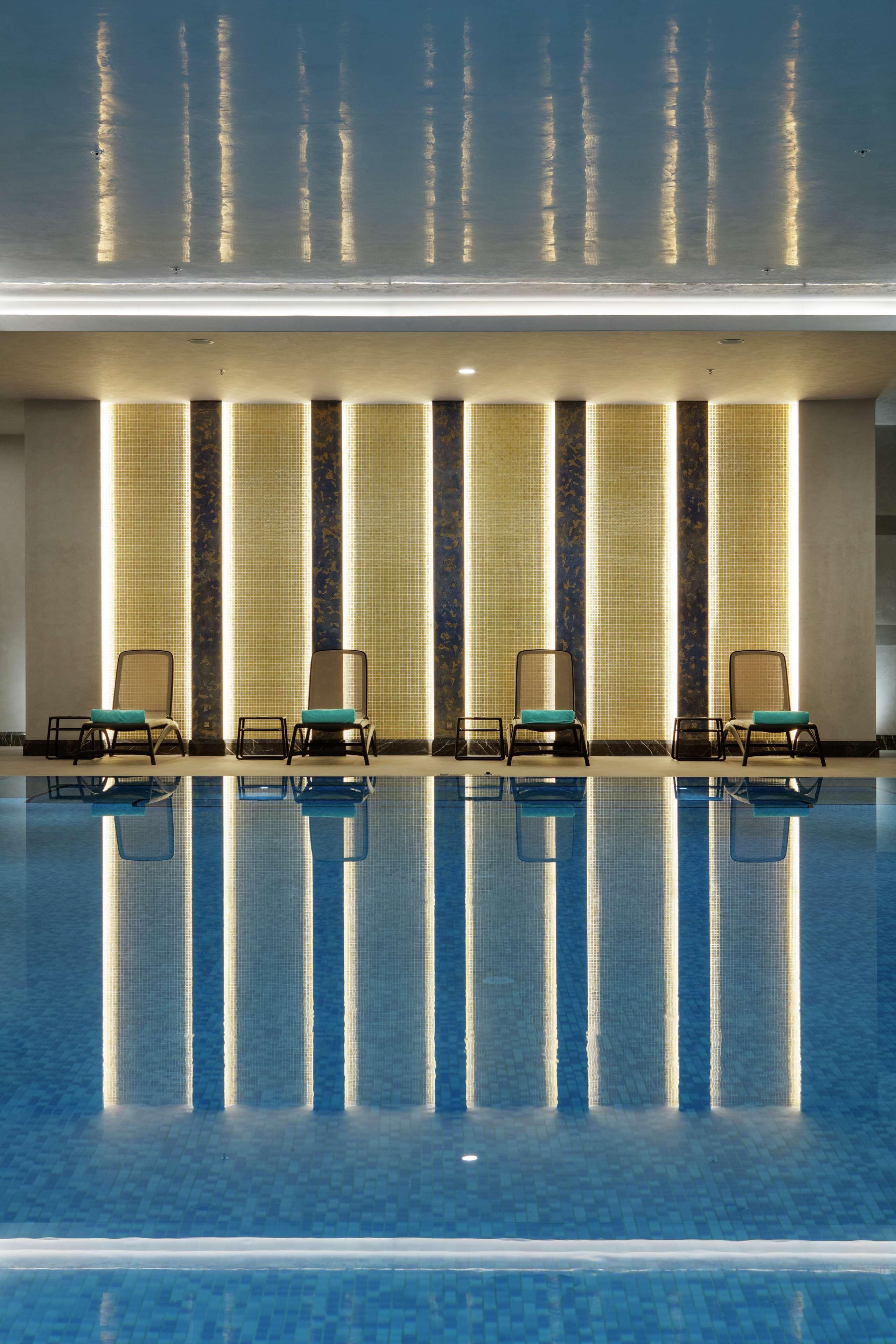 Doubletree By Hilton Antalya City Centre Εξωτερικό φωτογραφία The swimming pool at the hotel