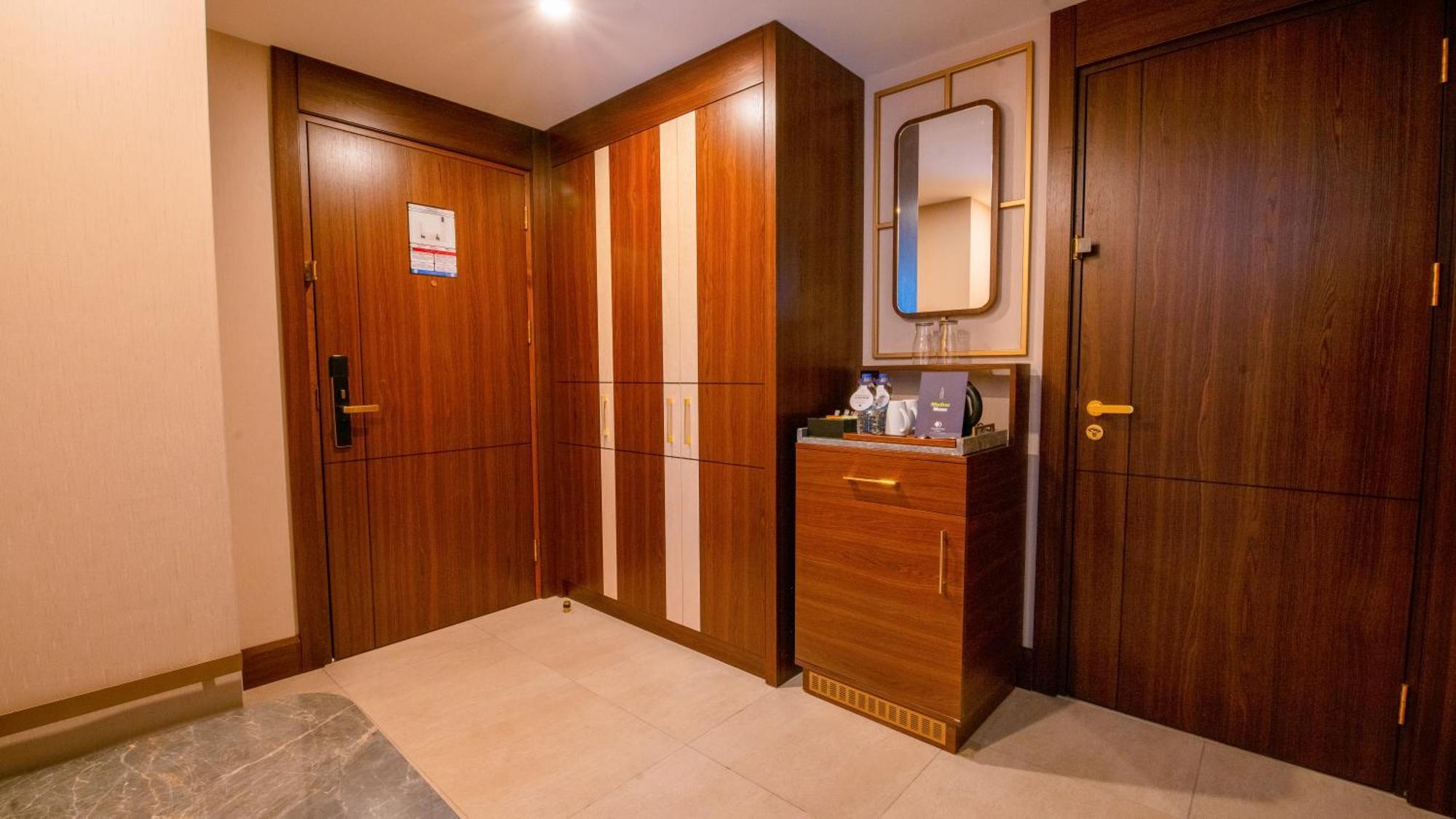Doubletree By Hilton Antalya City Centre Εξωτερικό φωτογραφία A guest room at the hotel