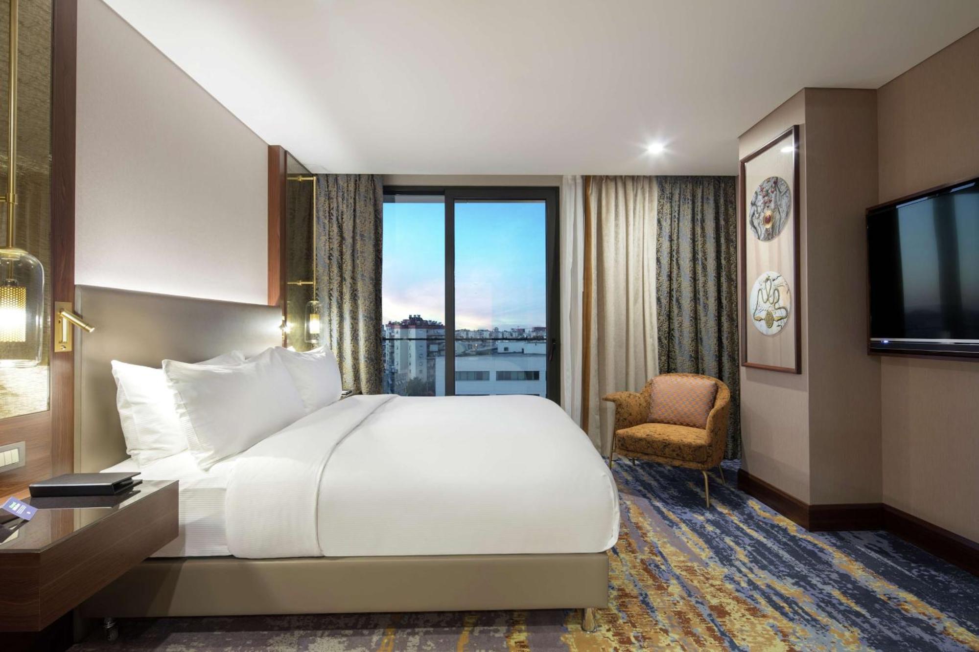 Doubletree By Hilton Antalya City Centre Εξωτερικό φωτογραφία A guest room at the hotel