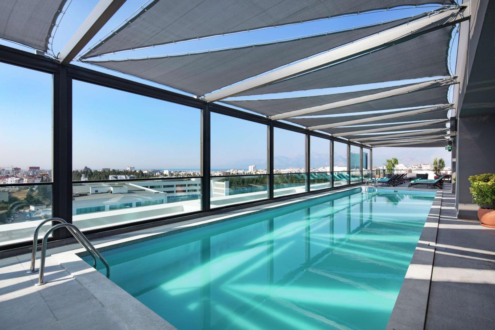 Doubletree By Hilton Antalya City Centre Εξωτερικό φωτογραφία The rooftop pool