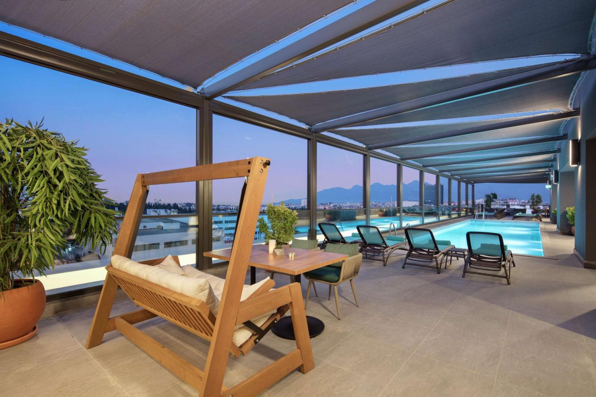 Doubletree By Hilton Antalya City Centre Εξωτερικό φωτογραφία The hotel's rooftop pool