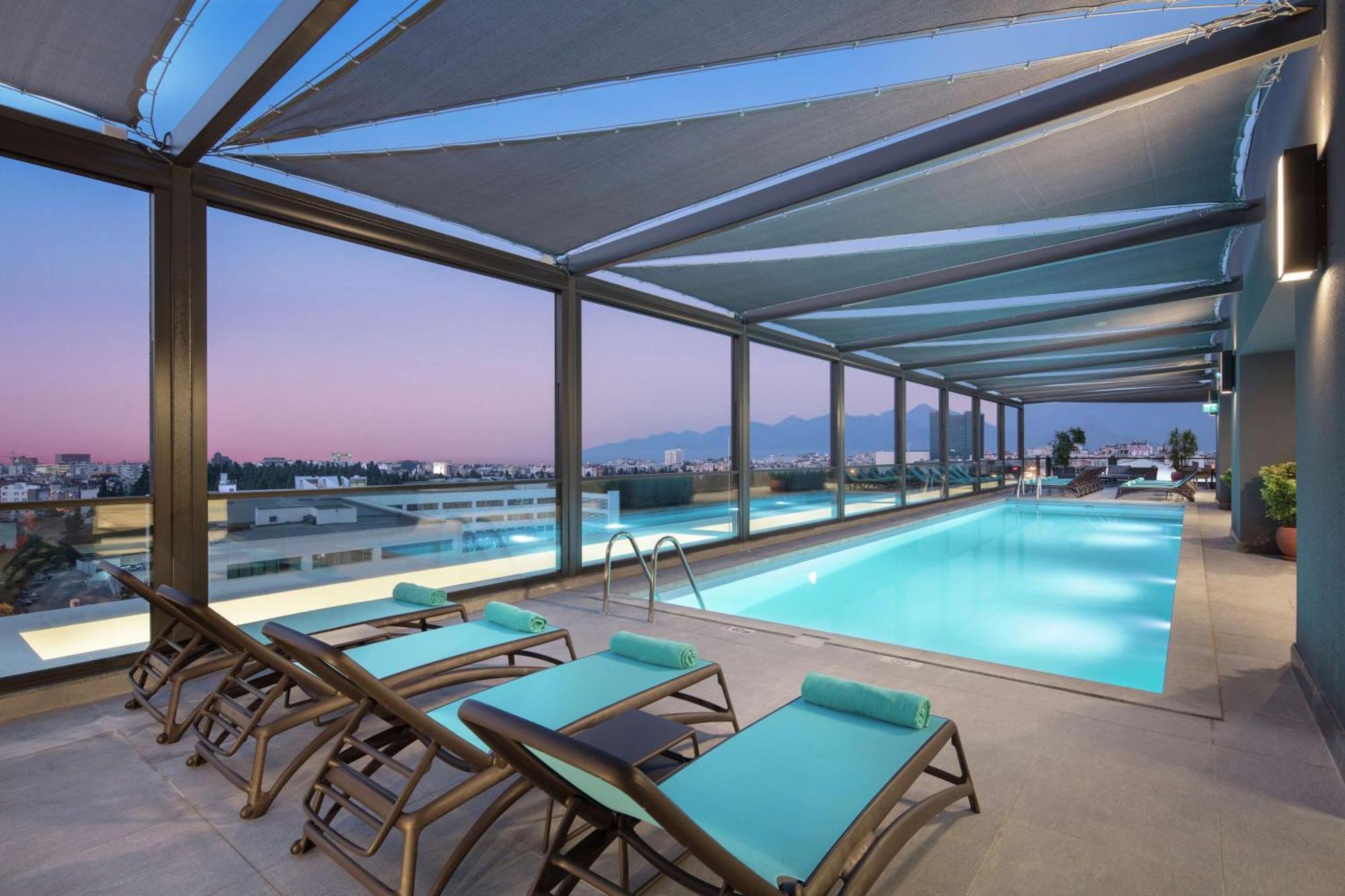 Doubletree By Hilton Antalya City Centre Εξωτερικό φωτογραφία The pool at the hotel